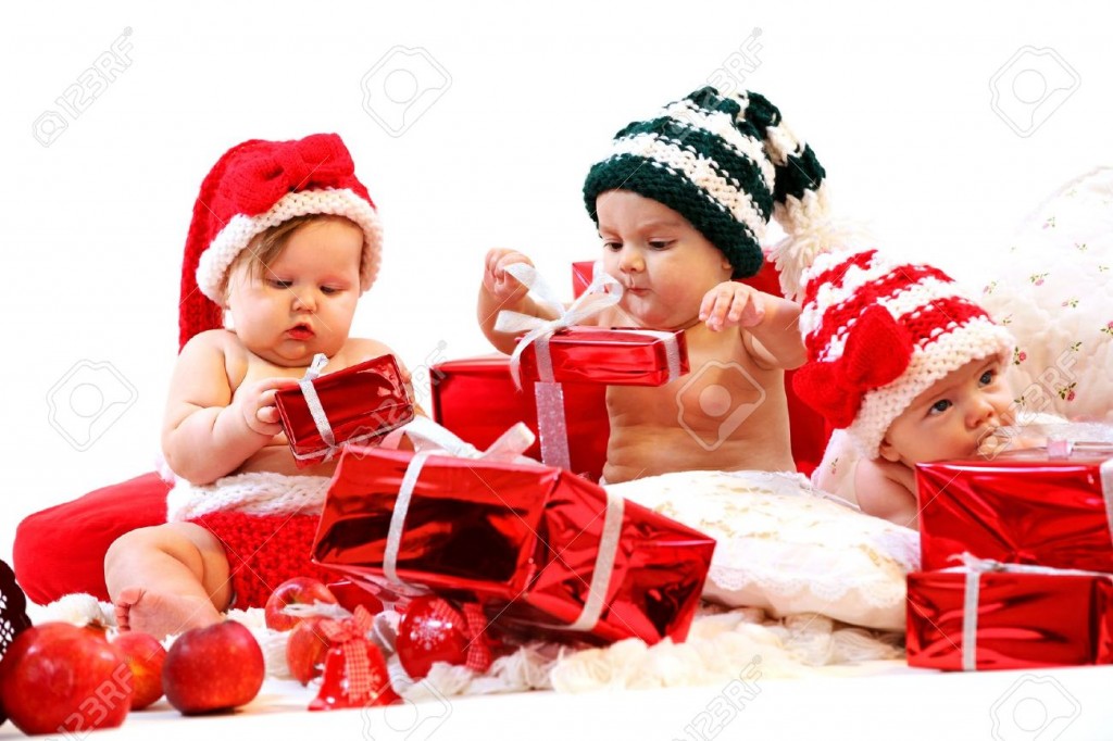 Sfondi Natalizi Bambini.23955945 Tre Bambini In Costumi Di Natale Che Giocano Con I Regali Su Sfondo Bianco Archivio Fotografico 1 Eventi
